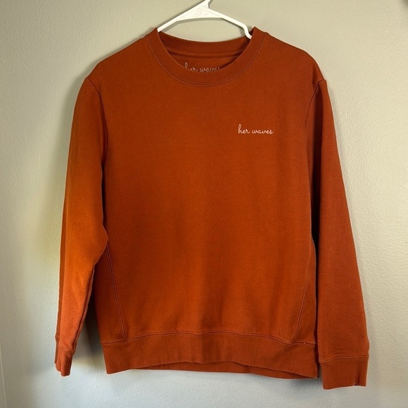 her waves Sweaters - Women’s crewneck longboard surf